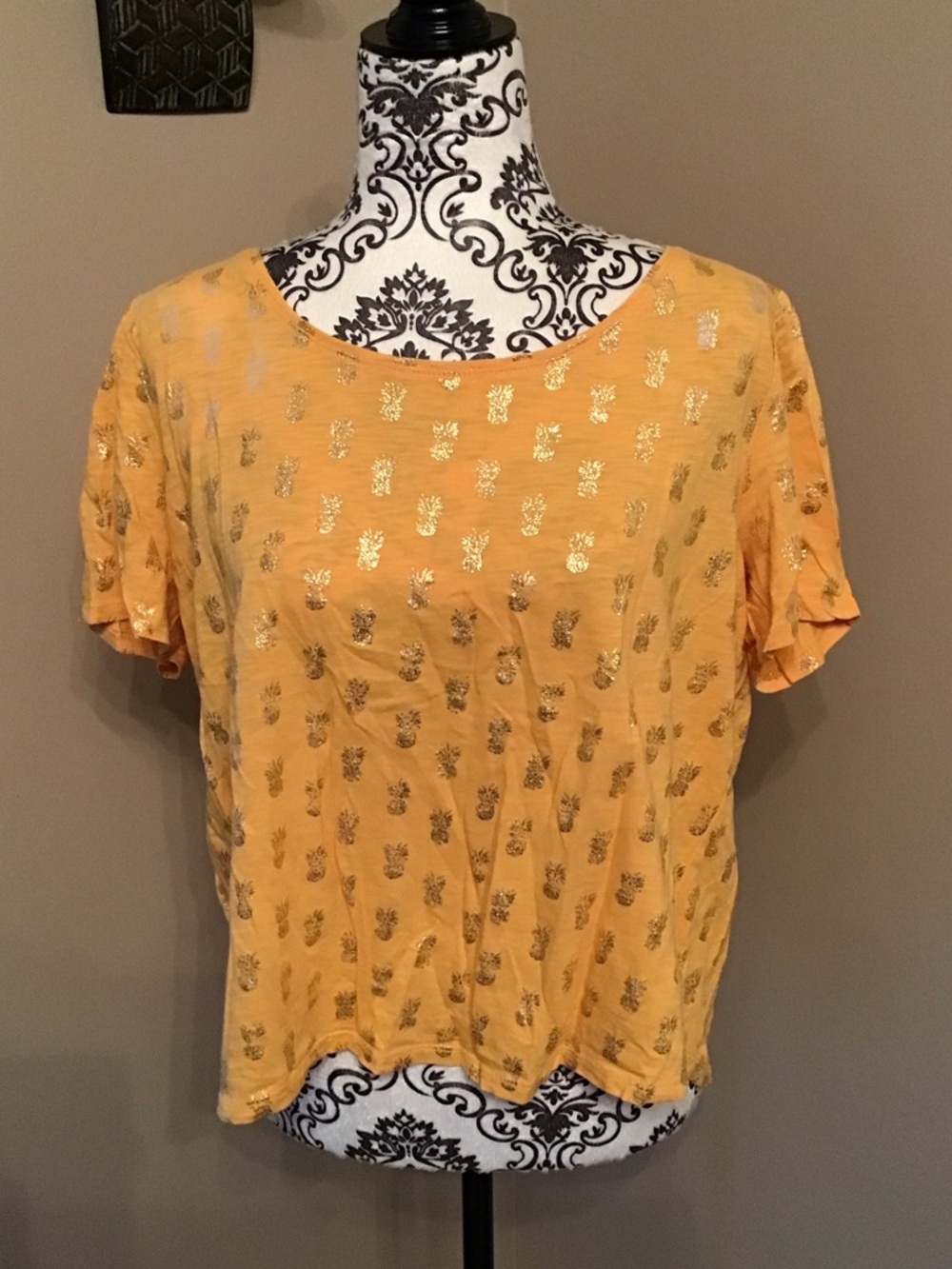 Yellow with gold pineapple motif short sleeve tshirt